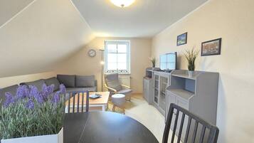 Een televisie en een stereo