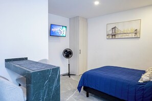 Studio Standar | Ruang kerja ramah laptop, tirai kedap cahaya, dan Wi-Fi gratis