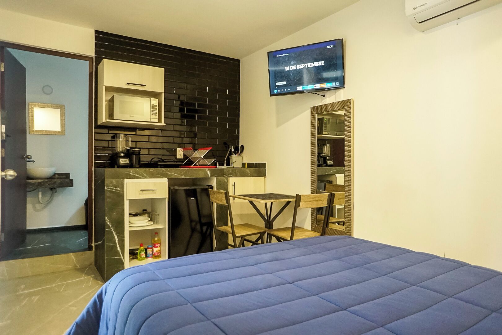 Estudio Deluxe | Cocineta privada | Microondas y utensilios de cocina 