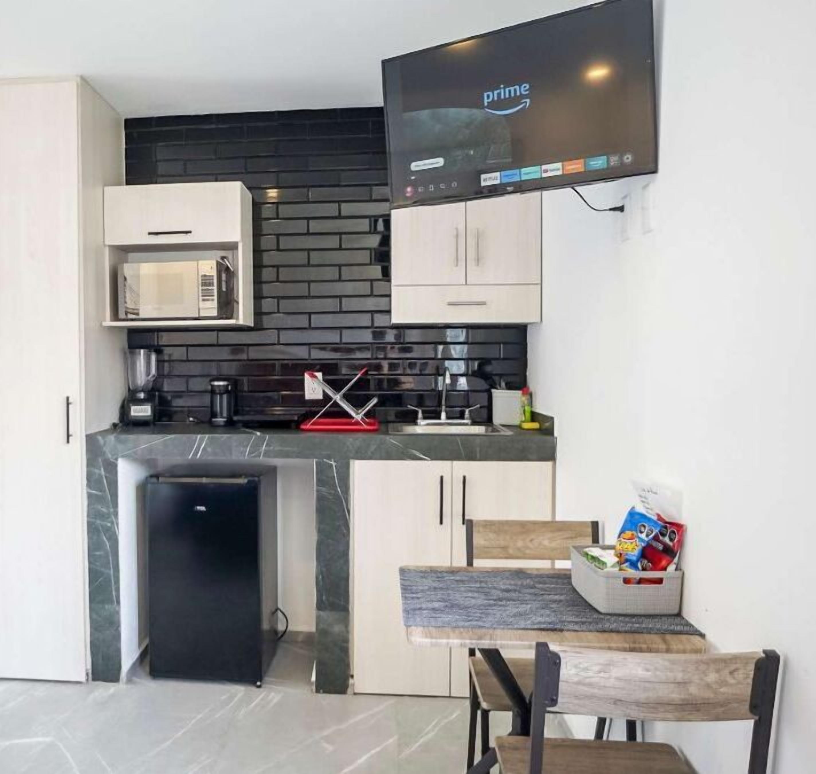 Estudio estándar | Cocineta privada | Microondas y utensilios de cocina 