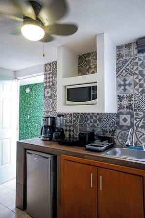 Studio Basic | Dapur kecil pribadi | Microwave dan peralatan masak/sendok-piring