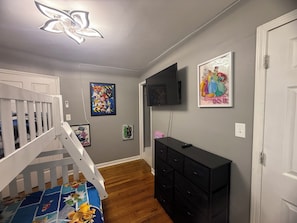 3 slaapkamers, een strijkplank/strijkijzer, reisbedje, gratis wifi