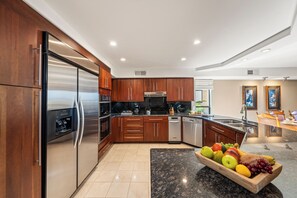 Refrigerador, microondas, horno, placa de cocina
