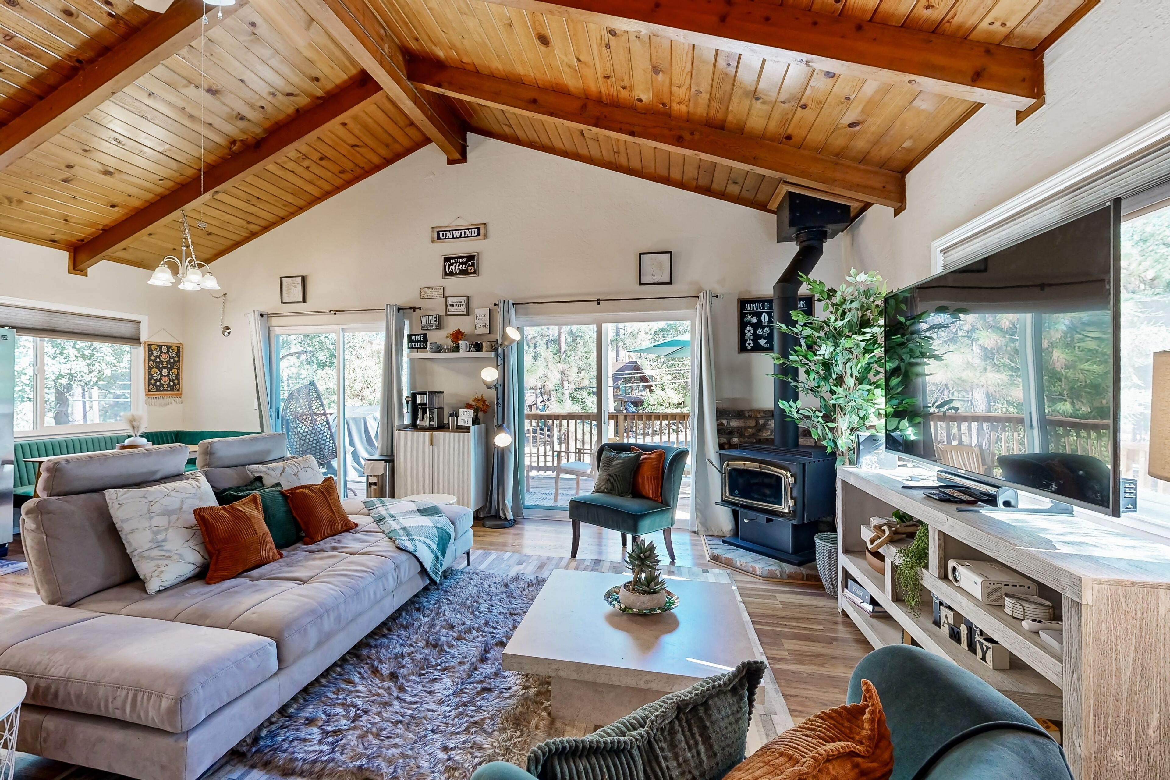 Fernseher, Kamin, Bücher