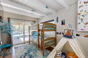 3 bedrooms, iron/ironing board, internet, bed sheets