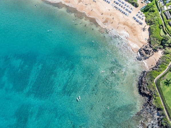 Chaises longues, serviettes de plage
