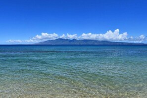 Chaises longues, serviettes de plage