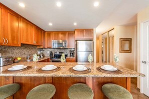 Refrigerador, microondas, horno, placa de cocina
