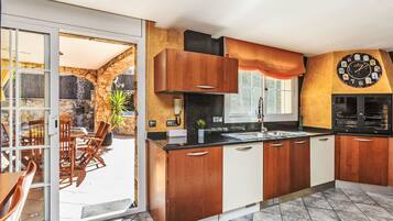 Frigorífico, microondas, horno y lavavajillas