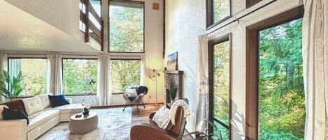 Una Smart TV, libros, una oficina