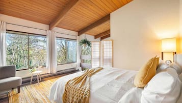 4 bedrooms, iron/ironing board, free WiFi, bed sheets