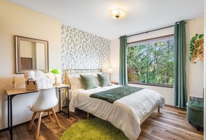 4 slaapkamers, een bureau, een strijkplank/strijkijzer, reisbedje