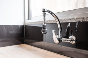 Chuveiro, secador de cabelo, toalhas de banho, sabonete