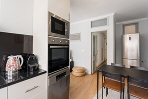 Geladeira, micro-ondas, fogão, lava-louças