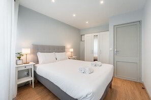 2 quartos, ferros/tábuas de passar roupa, acesso à internet