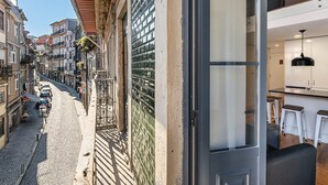 A narrow street with parked cars and buildings on either side. - GuestReady - Charming mezzanine near Porto (Vila Nova de Gaia)