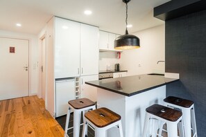 Refrigerador, microondas, horno y lavavajillas 