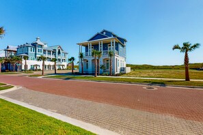 Exterior - Beautiful Palmilla getaway with on-site pool, golf & dining - Walk to the beach! (Port Aransas)