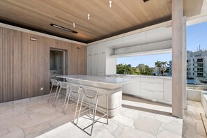 Full-sized fridge, microwave, oven, stovetop - Hastings Villas (Noosa Heads)