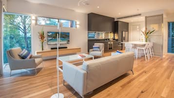Villa One Five | 客廳 | 55 吋電視連數碼電視頻道、Netflix、DVD 播放機