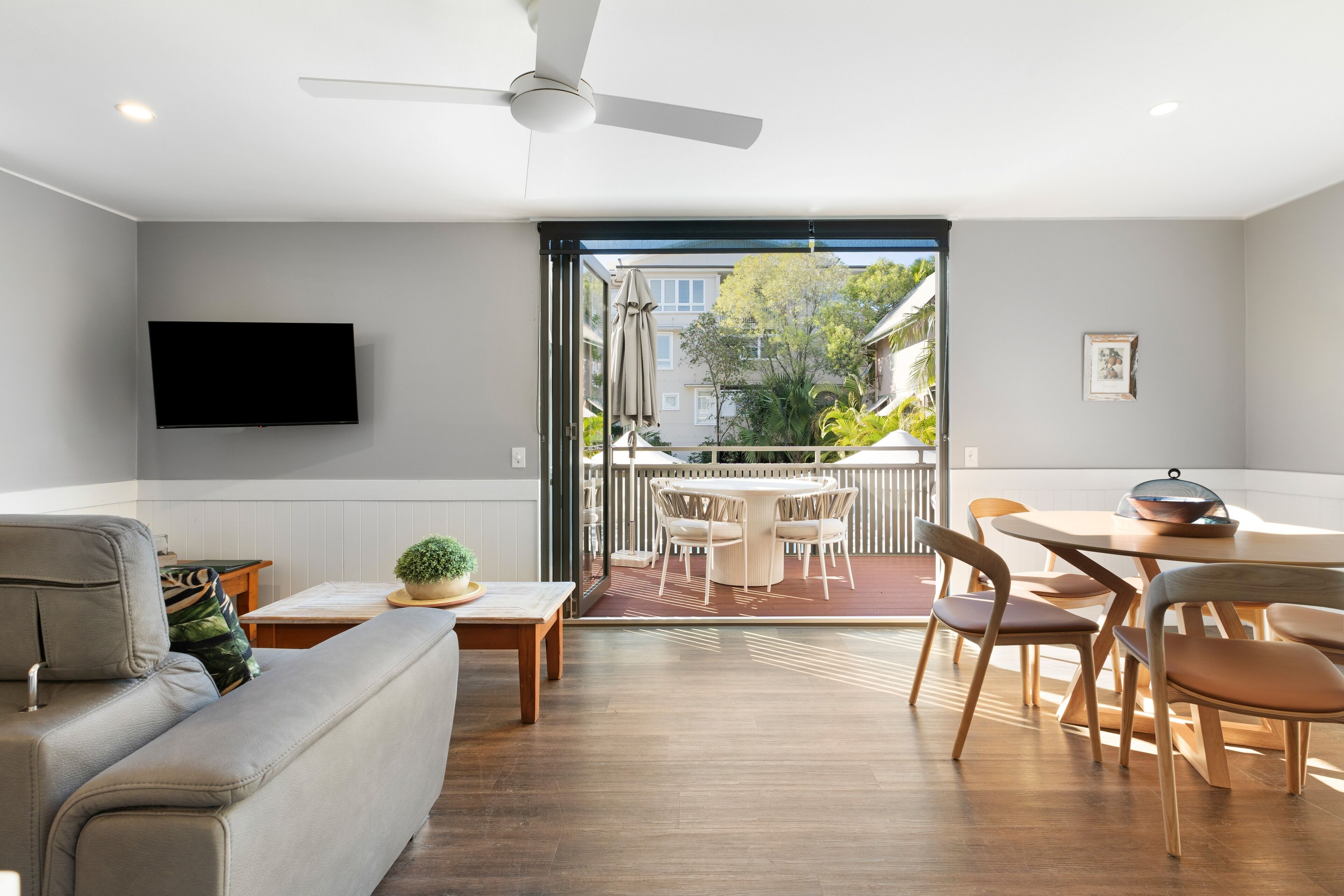 Standaard appartement | Woonruimte | Een 55-inch televisie met digitale zenders, Netflix en een dvd-speler