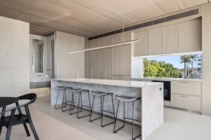 Luxe villa | Privékeuken | Een koelkast met diepvriezer, een microgolfoven, een oven, een kookplaat