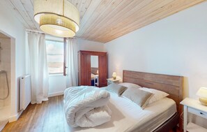 5 bedrooms, free WiFi, bed sheets