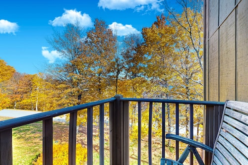 Sugarbush Village condo w/ gas fireplace, balcony, w/d, mudroom, wifi, TV