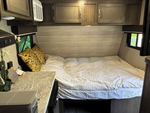 1 bedroom, desk, iron/ironing board, free WiFi - New trailer with queen bed, air-con in Aldergrove, safe &quiet, privacy (Langley Township)