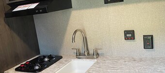 New trailer with queen bed, air-con in Aldergrove, safe &quiet, privacy
