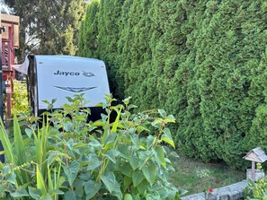 Property grounds - New trailer with queen bed, air-con in Aldergrove, safe &quiet, privacy (Langley Township)