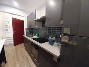 冷蔵庫、電子レンジ、オーブン、コンロ