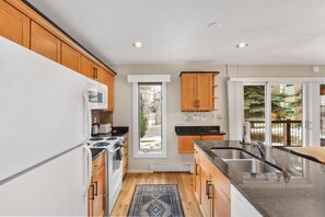 Fridge, microwave, stovetop, dishwasher