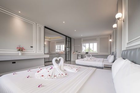 Minibar con artículos gratuitos y espacio para trabajar con laptop