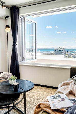 TV, offices - Cape Town City Holiday Apartment w Views for Days (Cape Town)
