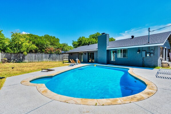 Outdoor pool - Sinatra Fun 5BD Home Huge Pool Game Room (Round Rock)