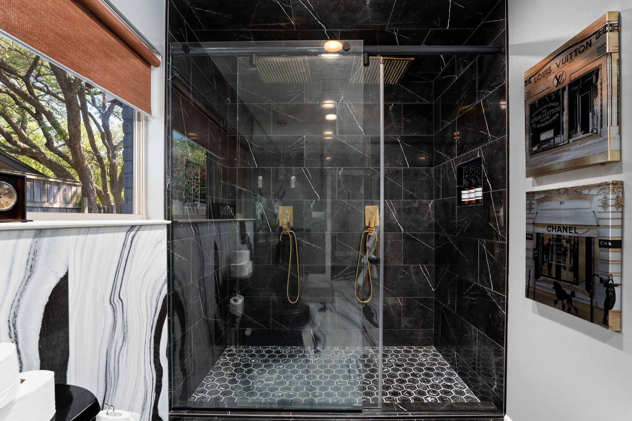 Casa Confort, balcón, vista al jardín | Baño | Toallas, jabón, shampoo, papel de baño 