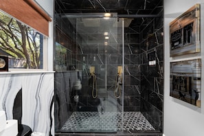 Casa Comfort, balcone, vista giardino | Bagno | Asciugamani, sapone, shampoo, carta igienica