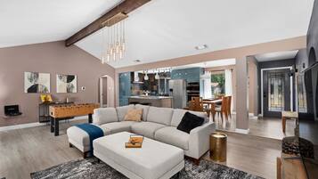 Nhà tiện nghi đơn giản, ban công, quang cảnh vườn | Khu phòng khách