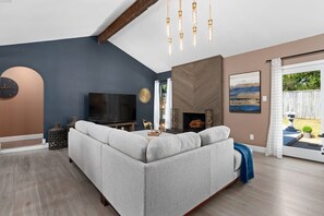 Comfort House, Balcony, Garden View | Living area