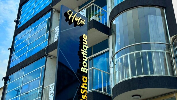 A modern hotel building with a prominent sign reading "Arissa Boutique Hotel". - ArisSha Boutique Hotel (Cali)