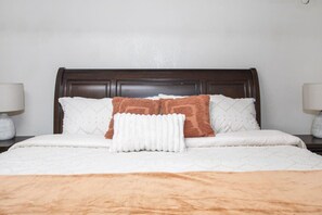 Escrivaninha, ferros/tábuas de passar roupa, Wi-Fi, roupa de cama