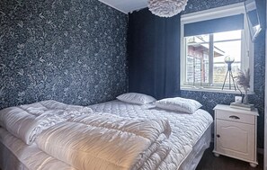 1 bedroom, travel cot, free WiFi, bed sheets