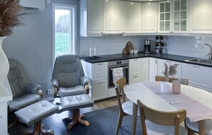 Een koelkast, een vaatwasser, een koffiezetapparaat/waterkoker