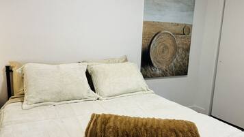 2 bedrooms, desk, iron/ironing board, travel cot