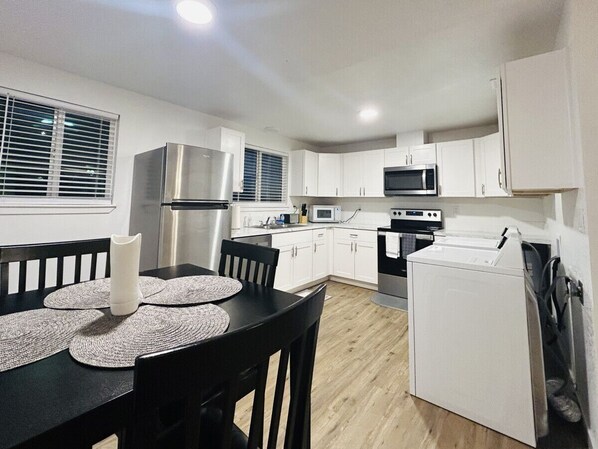 冷蔵庫、電子レンジ、オーブン、コンロ