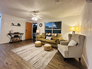 Televisor intel·ligent i llibres 