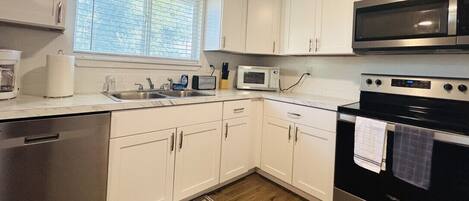 Een koelkast, een magnetron, een oven, een kookplaat