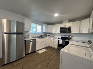 Frigorífic, microones, forn i placa de cuina 