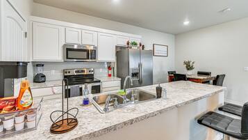 冰箱、微波炉、烤箱、炉灶